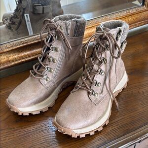 New Cliffs by White Mountain Women's Tan Lace-Up Boots.  Size 6.5.